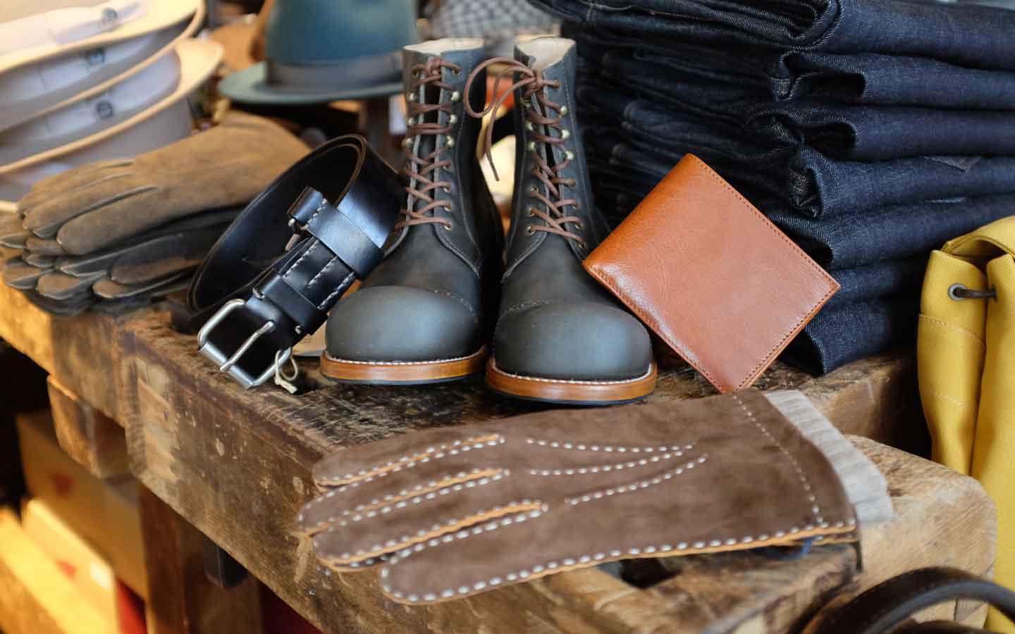 Schuhe, Gurt, Geldbeutel und Handschuh auf einer Auslage